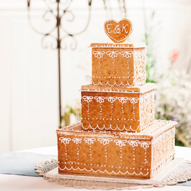 alternative-wedding-cakes-and-favours-maid-of-gingerbread-1a